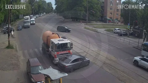 Відео моменту: у Дніпрі на проспекті Хмельницького вантажівка DAF розвернула Nissan