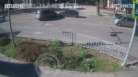 Видео момента ДТП: в Днепре на Независимости после столкновения с Ford Lada въехала в забор