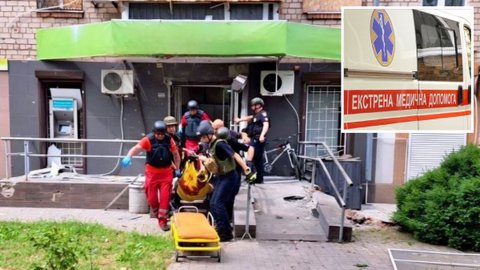 Ворог атакував Нікополь: загинула жінка, пошкоджені багатоповерхівка, магазин та відділення банку