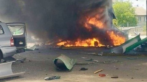 Ворог атакував дві АЗС у Павлоградському районі: спалахнули автівки, є поранений