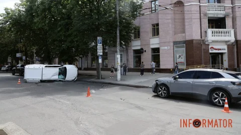 У Дніпрі на проспекті Яворницького Toyota перекинулася після зіткнення з Volkswagen