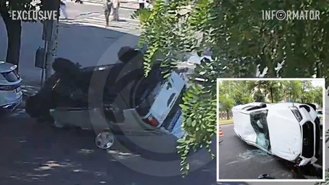 Відео моменту ДТП: у центрі Дніпра Toyota декілька разів перекинулася після зіткнення з Volkswagen
