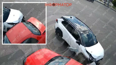 У Дніпрі на Запорізькому шосе водій Toyota поїхав на «червоний» та влетів у Daewoo: момент ДТП
