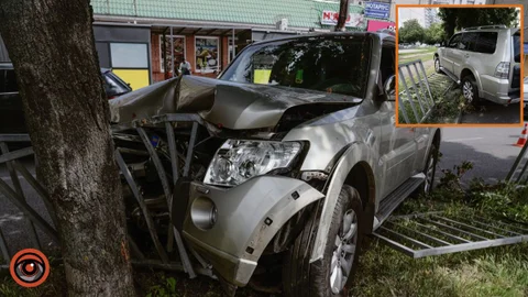 У Дніпрі на Робочій Mitsubishi вилетів у дерево та зніс паркан: водій у лікарні
