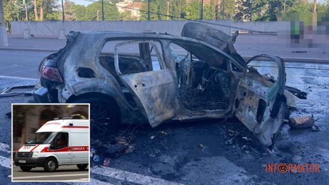 У Кривому Розі Volkswagen на швидкості влетів у стовп та загорівся: постраждали двоє людей