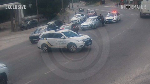 Hyundai з пошкодженим бампером та дві поліцейські машини: камера зафіксувала, що відбувалося в Дніпрі на Космічній