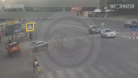 Видео момента: в Днепре на проспекте Героев Mitsubishi и Tesla столкнулись и вылетели на тротуар с людьми