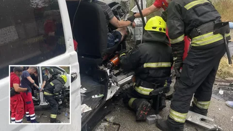 В Днепре на улице Академика Белелюбского Mercedes врезался в столб: пассажира доставали из салона спасатели