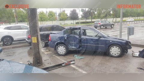 У Дніпрі на Набережній Перемоги біля «ПриватБанку» Opel влетів у стовп після зіткнення з Mercedes