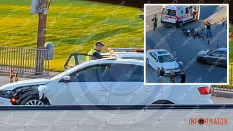 У Дніпрі на Набережній Перемоги зіткнулися Volkswagen та мотоцикліст: постраждалого шпиталізували