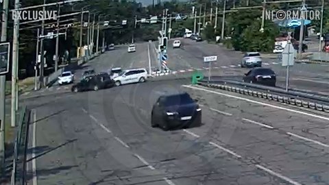 Відео моменту: у Дніпрі на Набережній Заводській зіштовхнулись Renault та Subaru