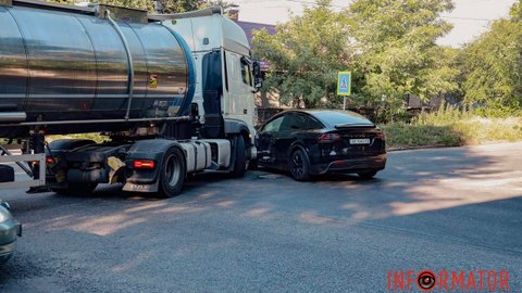 В Днепре на Орловской столкнулись Tesla и бензовоз DAF: движение затруднено