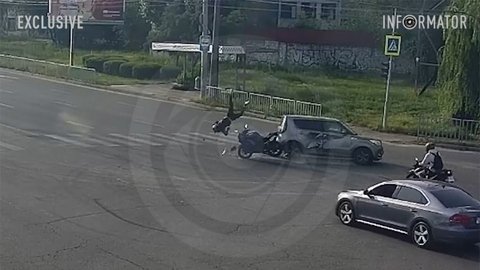 Відео моменту: у Дніпрі на Набережній Заводській мотоцикліст врізався в Kia