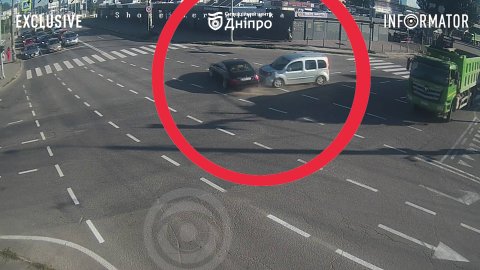 У Дніпрі на Донецькому шосе зіштовхнулись дві автівки: відео моменту
