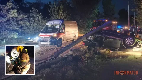Перекинувся на дах, а стовп упав на авто: у Кривому Розі 20-річний водій не впорався з керуванням під час обгону, постраждали люди