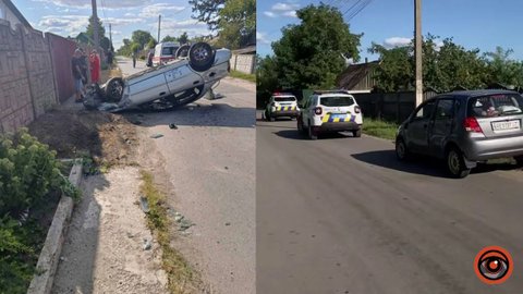 В Днепровском районе столкнулись две легковушки: один из автомобилей перевернулся на крышу