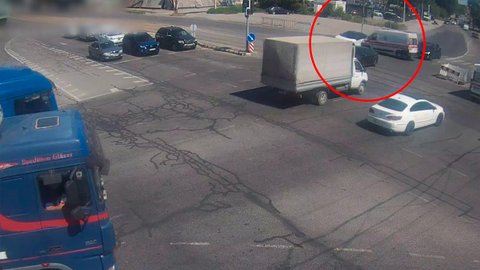 В Днепре на Богдана Хмельницкого Nissan после столкновения с Citroen медиков вылетел на встречную полосу в другие авто: видео момента