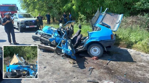 В Днепровском районе столкнулись Renault и ВАЗ: водителя из поврежденной машины доставали спасатели