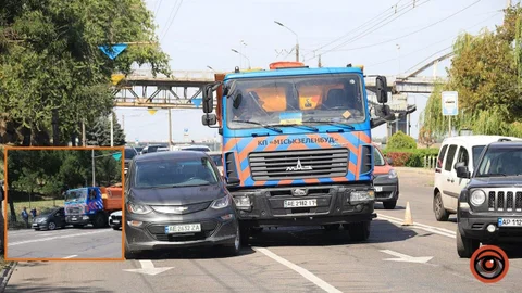 В Днепре на Сичеславской Набережной столкнулись Шевроле и МАЗ коммунальщиков: заняты две полосы