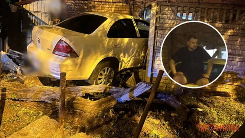У Дніпрі нетверезий водій Nissan в’їхав у паркан і приватний будинок: спроби знову потрапити в авто закінчились падінням на камеру