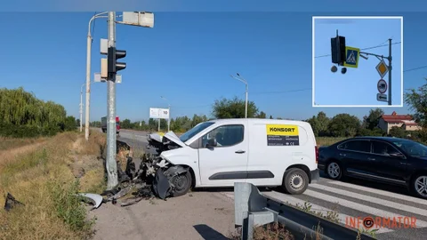 Peugeot врізався у відбійник та світлофор: потрійна ДТП сталася на Полтавському шосе у Дніпрі