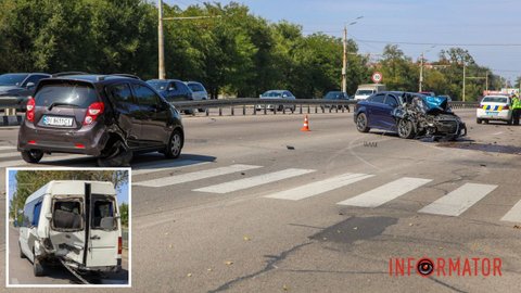 У Дніпрі на Запорізькому шосе зіткнулися два автомобілі та маршрутка: є постраждалі