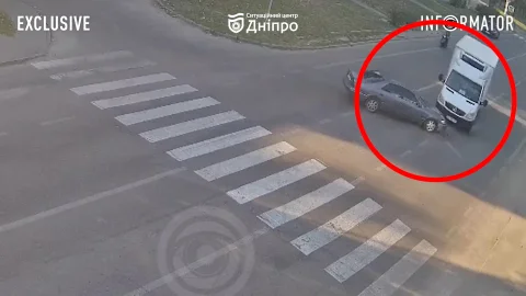У Дніпрі на Петра Калнишевського Camry не розминувся з вантажівкою: кадри аварії