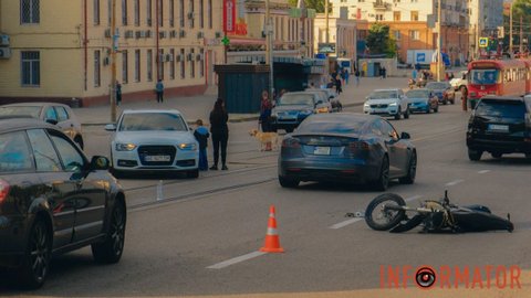 У Дніпрі на Степана Бандери біля «Озерки» Audi збила кур'єра на мотоциклі: рух ускладненний