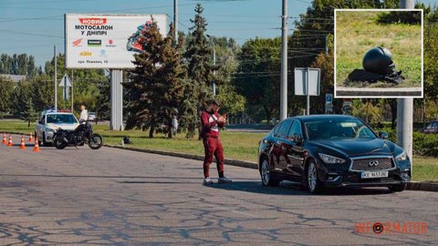 В Днепре на Набережной Победы возле Neftek столкнулись мотоцикл и Infiniti: первые детали