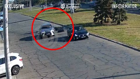 Видео момента аварии: в Днепре на Набережной Победы возле Neftek столкнулись мотоциклист на Honda и Infiniti