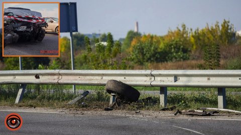 На виїзді з Дніпра зіткнулись дві автівки: в однієї з машин відлетіло колесо