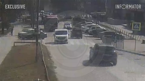 Відео моменту: у Дніпрі на вулиці 20-річчя Перемоги Daewoo служби охорони "Гуард" виїхав на зустрічку та врізався в інше авто
