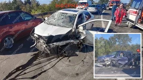 Жінку заблокувало в авто: у Самару зіткнулися Daewoo та Geely, постраждали троє людей