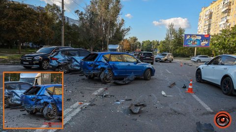 У Дніпрі на Метробудівській зіткнулись Mitsubishi, Mazda, Jac та Peugeot: рух ускладнено