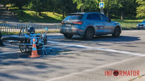 В Днепре на Сичеславской Набережной, возле парка Шевченко, столкнулись Audi и мотоциклист: есть пострадавший