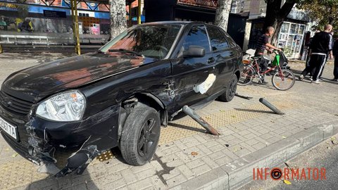 У Дніпрі на Калиновій зіткнулись Lada, Renault та мопедист: авто вилетіло на зупинку, рух ускладнено, працює поліція