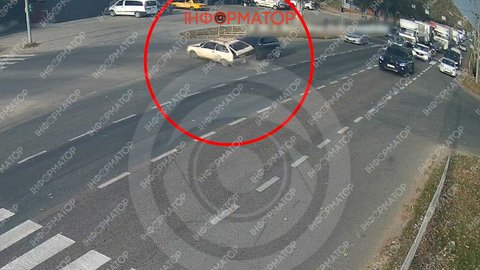 Відео моменту ДТП: у Дніпрі на Донецькому шосе зіткнулися “Таврія” та Audi