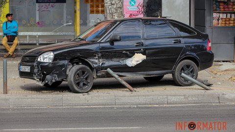 Момент ДТП: на Калиновій у Дніпрі Lada вилетіла в мопедиста на зупинці після зіткнення з Renault