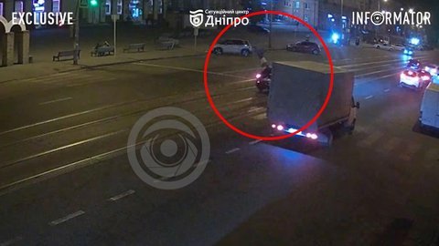 У Дніпрі біля “Озерки” на пішохідному переході Hyundai збив жінку: потерпіла в лікарні, момент аварії з камер
