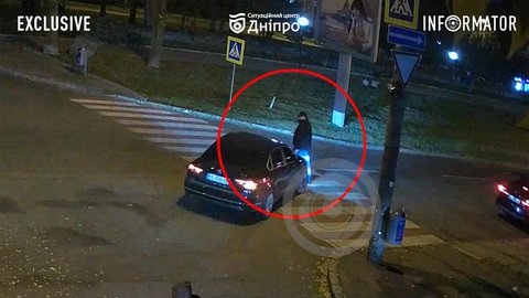 Відео моменту: у Дніпрі на проспекті Яворницького Volkswagen збив чоловіка на переході