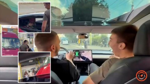 Влетіли у маршрутку в центрі Дніпра: молодики з Tesla вирішили похизуватися на відео невдалим дрифтом