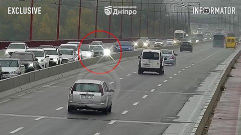 У Дніпрі на Новому мосту автівка в’їхала у відбійник й зачепила інший автомобіль: момент ДТП
