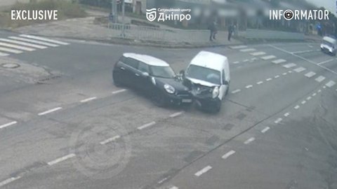 Відео моменту ДТП: у Дніпрі на Донецькому шосе після зіткнення з Mini Renault врізався у світлофор