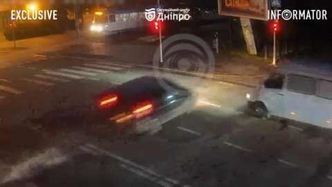 В центре Днепра Renault уходил от столкновения, въехал в билборд и фонарь: машина выгорела дотла