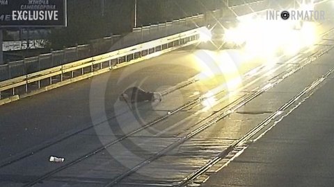 Відео моменту: у Дніпрі на Старому мосту автівка збила жінку, яка йшла по трамвайних коліях