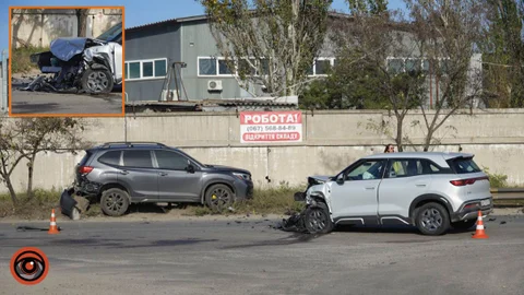У Дніпрі біля дилерського центру Ford на Курсантській зіткнулися BYD та Subaru: рух ускладнений