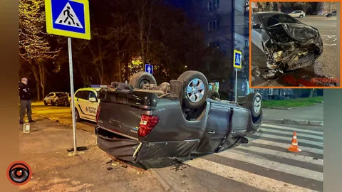 У Дніпрі на проспекті Богдана Хмельницького зіткнулись дві Toyota: одна перекинулась на дах
