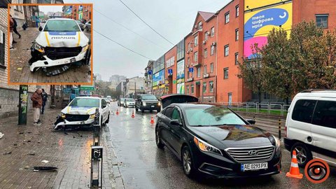 У Дніпрі на Коцюбинського Hyundai підрізав поліцейське авто: машина знесла стовпчики на тротуарі