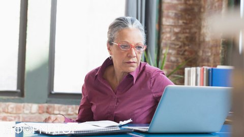 Працюючі пенсіонери мають оцифрувати свої трудові книжки, але не всі