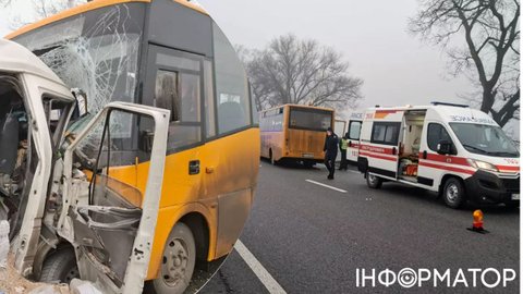 На Дніпропетровщині шкільний автобус зіткнувся з мікроавтобусом: двоє загиблих, семеро травмованих